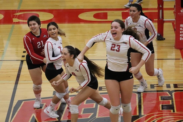 Women's Volleyball Wins 19th Straight Match to Advance to CCCAA State Championships