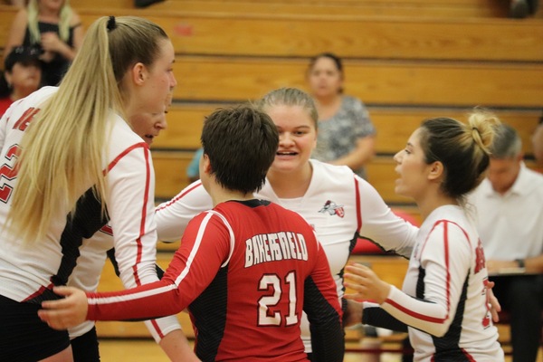 Volleyball Tops Canyons, 3-1